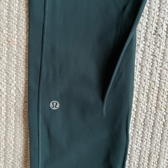 Lululemon cropped leggings size 8 - Picture 2 of 7